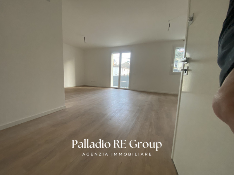 Vicenza città Nella zona della città dietro Istituto Rossi : 3 Camere doppi servizi , Garage e Po...