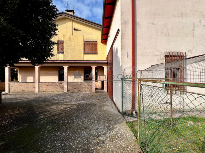 Ampia Porzione di Bifamiliare con 1800mq di Scoperto – Indipendenza e Versatilità 

Se cerchi la ...