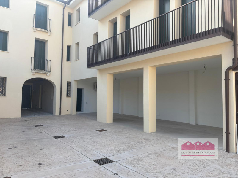 SAN ROCCO: PIANO NOBILE CON ASCENSORE, UNITA' NUOVA SU PALAZZETTO DI TRE UNITA' IN TOTALE, 220 MQ...