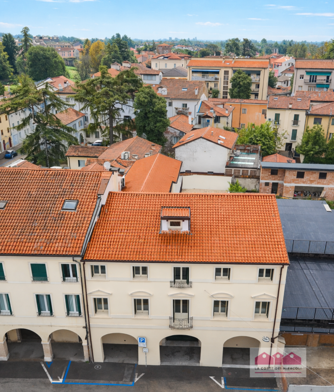 SAN ROCCO: PIANO NOBILE CON ASCENSORE, UNITA' NUOVA SU PALAZZETTO DI TRE UNITA' IN TOTALE, 220 MQ...