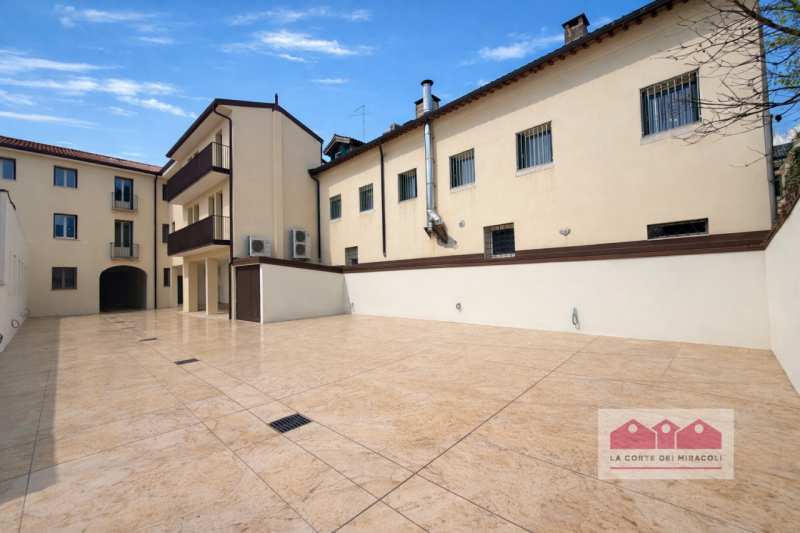 SAN ROCCO: PIANO NOBILE CON ASCENSORE, UNITA' NUOVA SU PALAZZETTO DI TRE UNITA' IN TOTALE, 220 MQ...