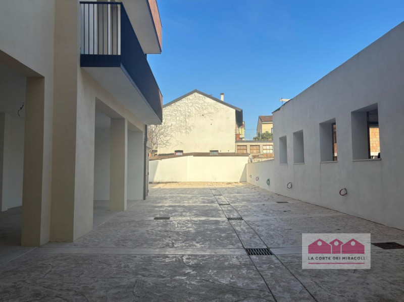 SAN ROCCO: PIANO NOBILE CON ASCENSORE, UNITA' NUOVA SU PALAZZETTO DI TRE UNITA' IN TOTALE, 220 MQ...