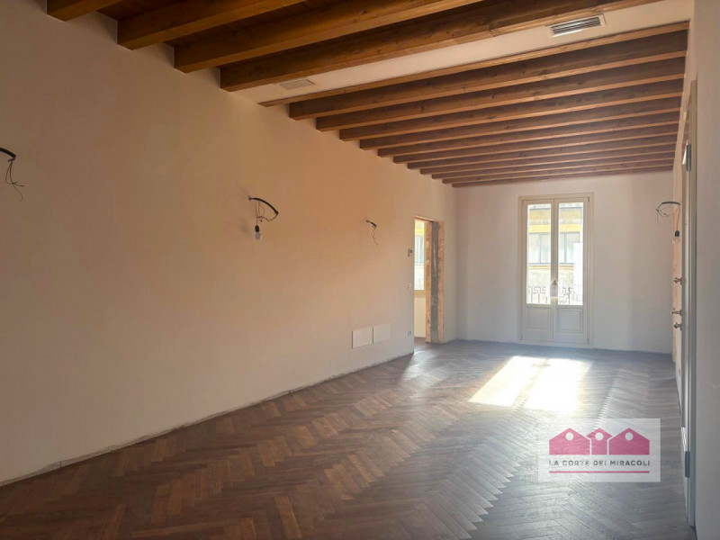 SAN ROCCO: PIANO NOBILE CON ASCENSORE, UNITA' NUOVA SU PALAZZETTO DI TRE UNITA' IN TOTALE, 220 MQ...