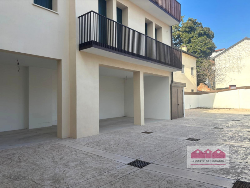 SAN ROCCO: PIANO NOBILE CON ASCENSORE, UNITA' NUOVA SU PALAZZETTO DI TRE UNITA' IN TOTALE, 220 MQ...