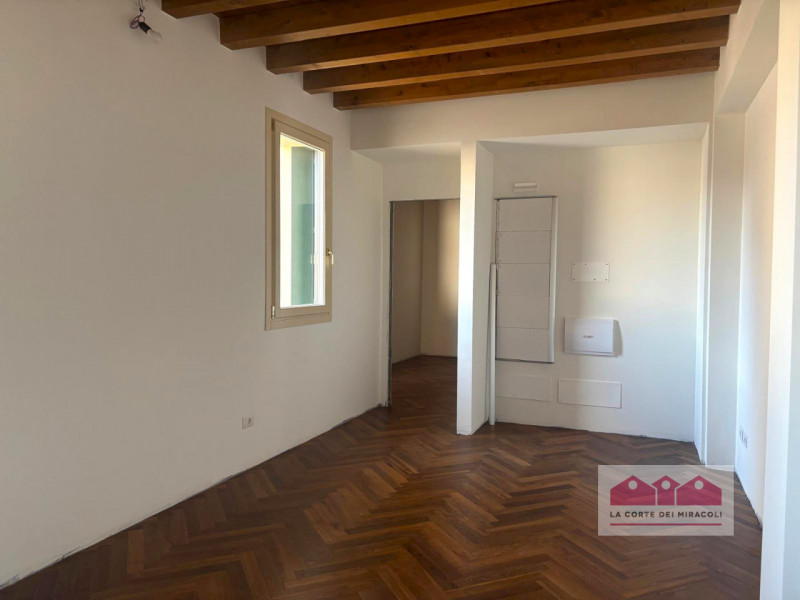 SAN ROCCO: PIANO NOBILE CON ASCENSORE, UNITA' NUOVA SU PALAZZETTO DI TRE UNITA' IN TOTALE, 220 MQ...