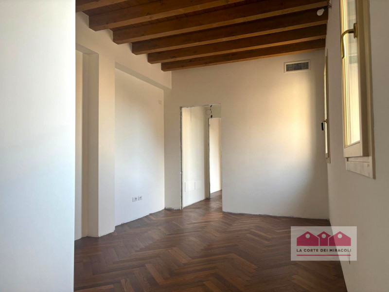 SAN ROCCO: PIANO NOBILE CON ASCENSORE, UNITA' NUOVA SU PALAZZETTO DI TRE UNITA' IN TOTALE, 220 MQ...