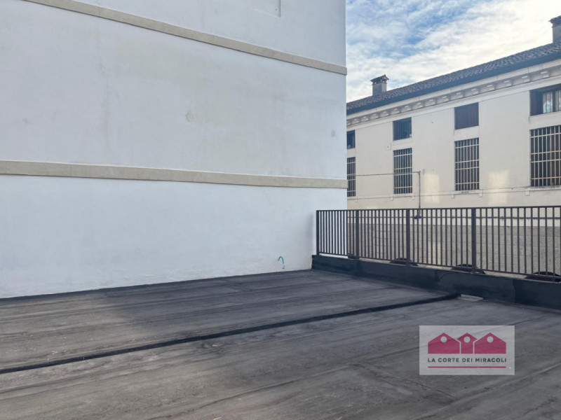 SAN ROCCO: PIANO NOBILE CON ASCENSORE, UNITA' NUOVA SU PALAZZETTO DI TRE UNITA' IN TOTALE, 220 MQ...