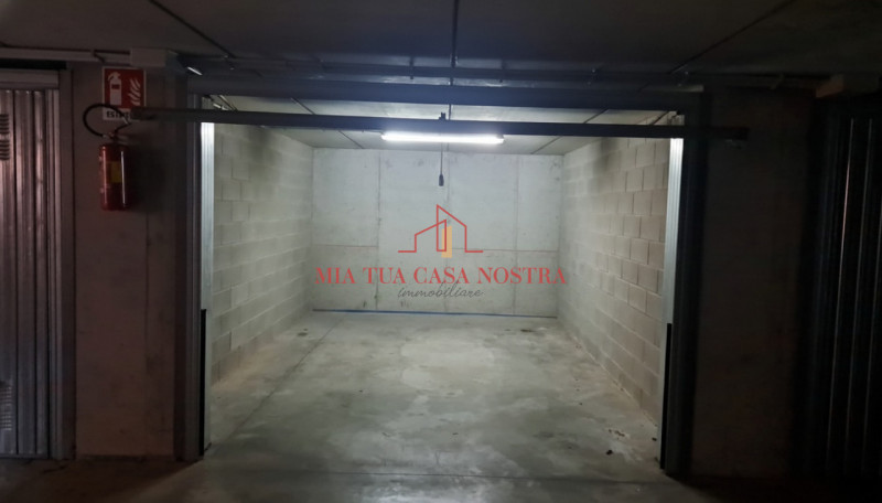 MONTA': Garage singolo al primo piano interrato; inserito in contesto residenziale, dotato di can...