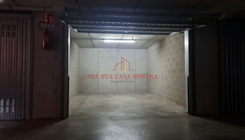 MONTA': Garage singolo al primo piano interrato; inserito in contesto residenziale, dotato di can...