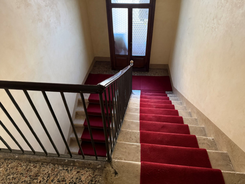 ULTIMO PIANO ARREDATO DUPLEX IN PALAZZO STORICO A RIDOSSO DI PONTE DEGLI ANGELI. EURO 1.350 MENSI...