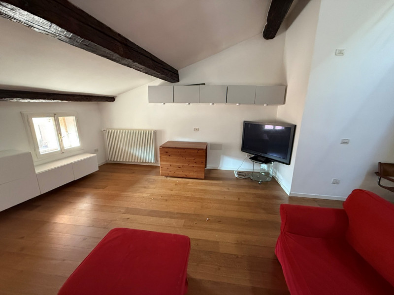 ULTIMO PIANO ARREDATO DUPLEX IN PALAZZO STORICO A RIDOSSO DI PONTE DEGLI ANGELI. EURO 1.350 MENSI...