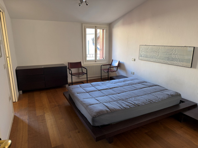 ULTIMO PIANO ARREDATO DUPLEX IN PALAZZO STORICO A RIDOSSO DI PONTE DEGLI ANGELI. EURO 1.350 MENSI...