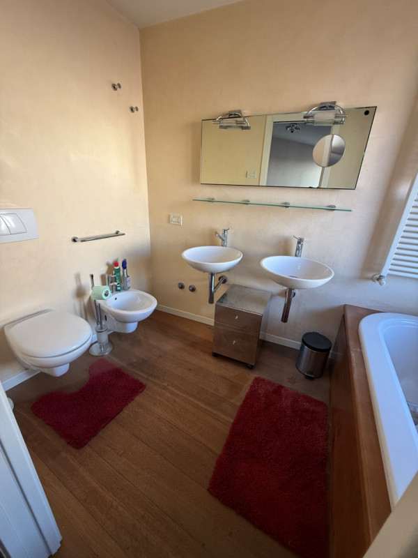 ULTIMO PIANO ARREDATO DUPLEX IN PALAZZO STORICO A RIDOSSO DI PONTE DEGLI ANGELI. EURO 1.350 MENSI...