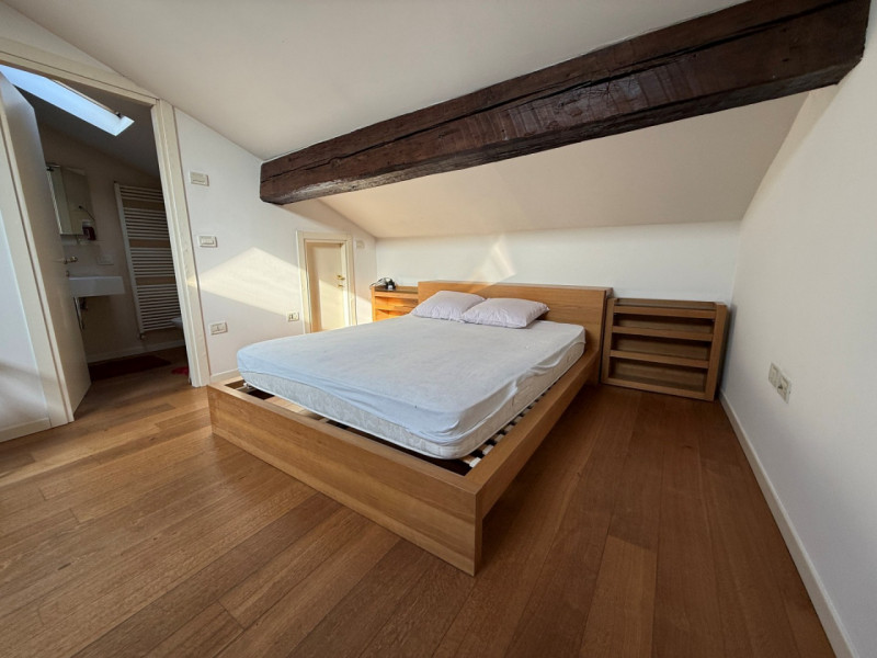 ULTIMO PIANO ARREDATO DUPLEX IN PALAZZO STORICO A RIDOSSO DI PONTE DEGLI ANGELI. EURO 1.350 MENSI...