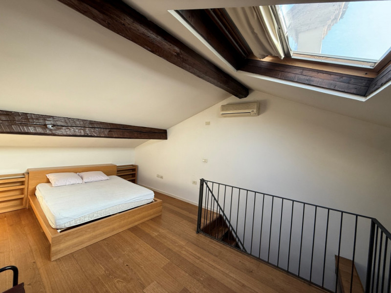 ULTIMO PIANO ARREDATO DUPLEX IN PALAZZO STORICO A RIDOSSO DI PONTE DEGLI ANGELI. EURO 1.350 MENSI...