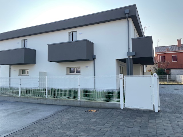 Oggi vi proponiamo una porzione di trifamiliare in centro a Sant'Angelo di Piove di Sacco, contes...