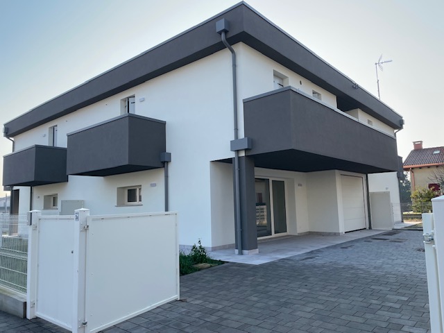 Oggi vi proponiamo una porzione di trifamiliare in centro a Sant'Angelo di Piove di Sacco, contes...