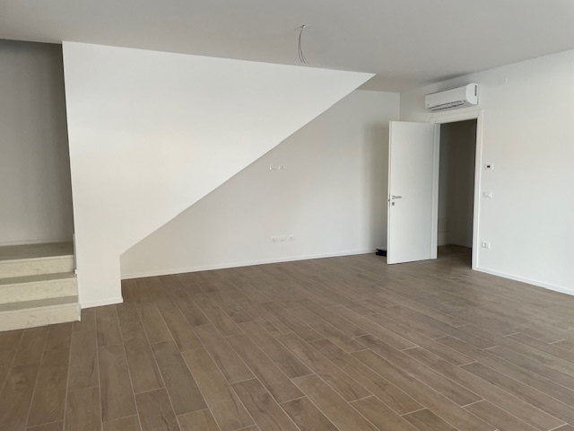 Oggi vi proponiamo una porzione di trifamiliare in centro a Sant'Angelo di Piove di Sacco, contes...