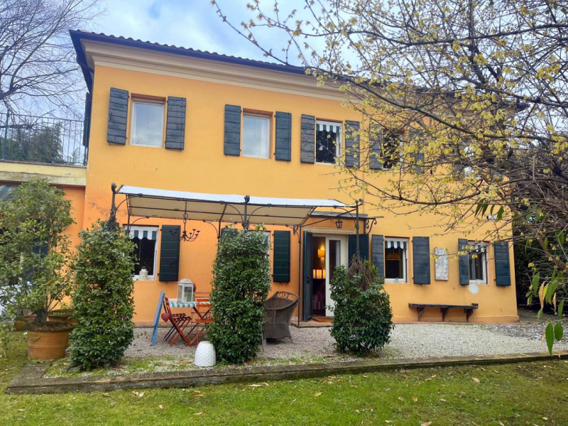 CASA SINGOLA IN CENTRO DI MESTRINO €.435.000 - rif.MG008

Scopri questa splendida casa singola in...