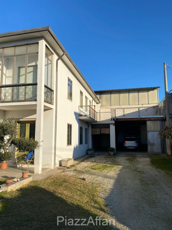 Arzergrande - Vendesi capannone di mq 700 circa, H 7 m sotto catena -capriata, compreso spogliato...