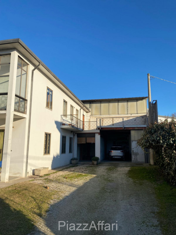 Arzergrande - Vendesi capannone di mq 700 circa, H 7 m sotto catena -capriata, compreso spogliato...