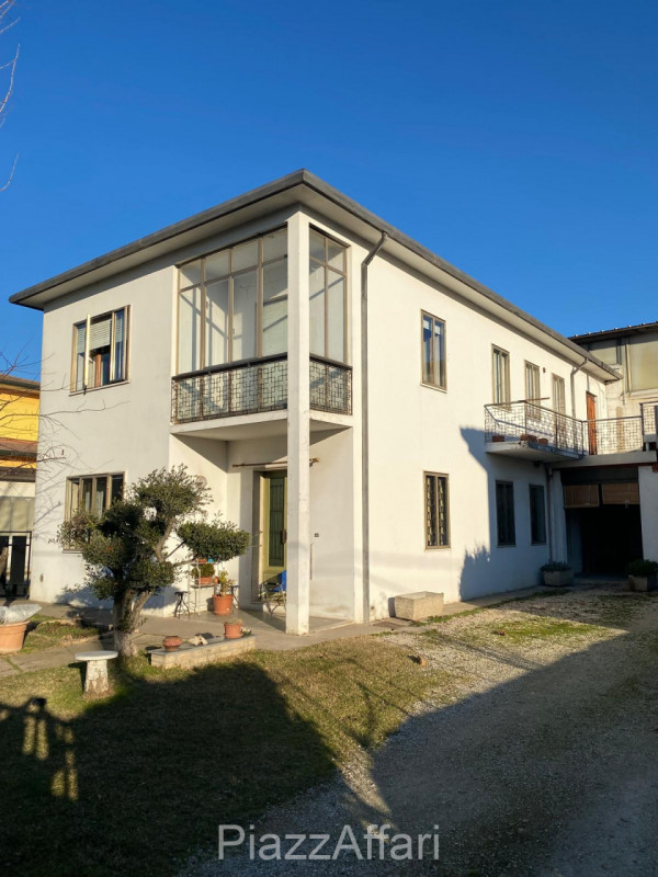 Arzergrande - Vendesi capannone di mq 700 circa, H 7 m sotto catena -capriata, compreso spogliato...