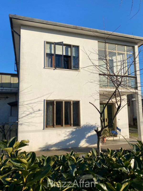 Arzergrande - Vendesi capannone di mq 700 circa, H 7 m sotto catena -capriata, compreso spogliato...