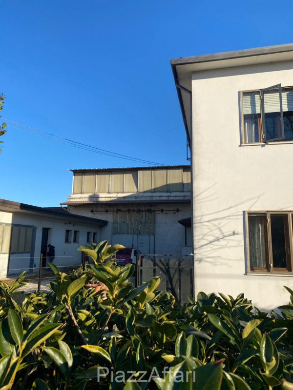 Arzergrande - Vendesi capannone di mq 700 circa, H 7 m sotto catena -capriata, compreso spogliato...