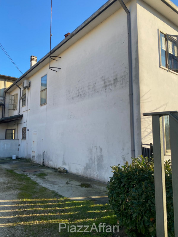 Arzergrande - Vendesi capannone di mq 700 circa, H 7 m sotto catena -capriata, compreso spogliato...