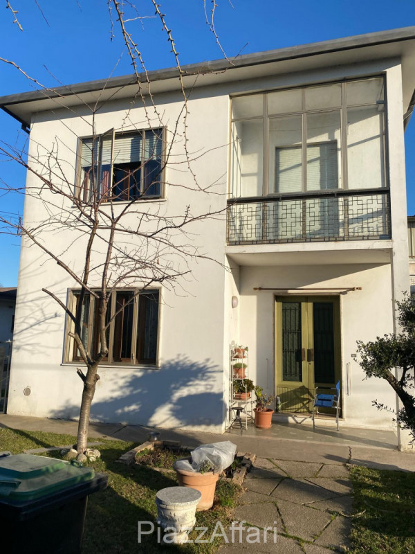 Arzergrande - Vendesi capannone di mq 700 circa, H 7 m sotto catena -capriata, compreso spogliato...