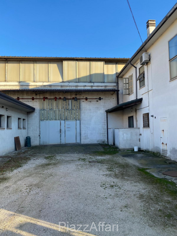 Arzergrande - Vendesi capannone di mq 700 circa, H 7 m sotto catena -capriata, compreso spogliato...