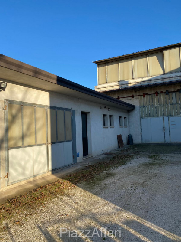Arzergrande - Vendesi capannone di mq 700 circa, H 7 m sotto catena -capriata, compreso spogliato...