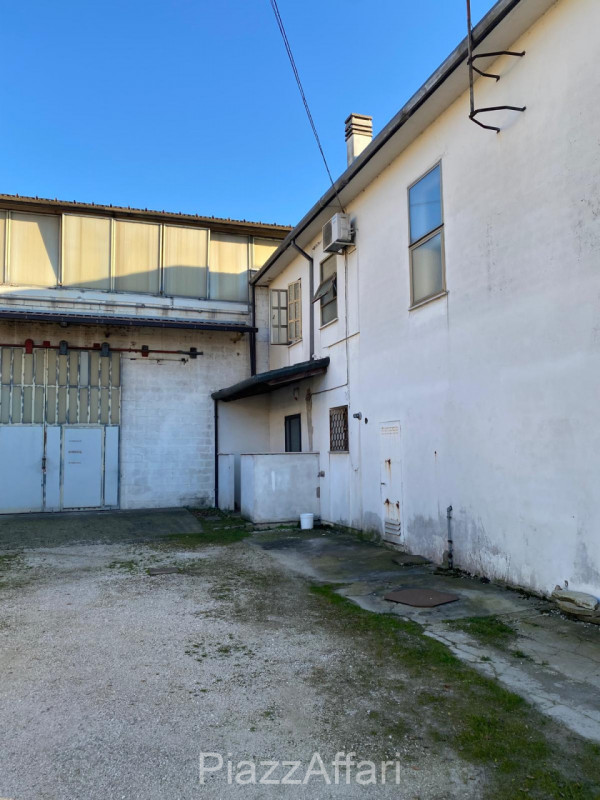 Arzergrande - Vendesi capannone di mq 700 circa, H 7 m sotto catena -capriata, compreso spogliato...