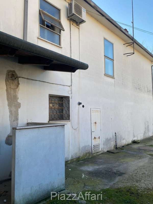 Arzergrande - Vendesi capannone di mq 700 circa, H 7 m sotto catena -capriata, compreso spogliato...