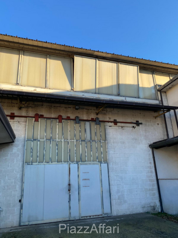 Arzergrande - Vendesi capannone di mq 700 circa, H 7 m sotto catena -capriata, compreso spogliato...