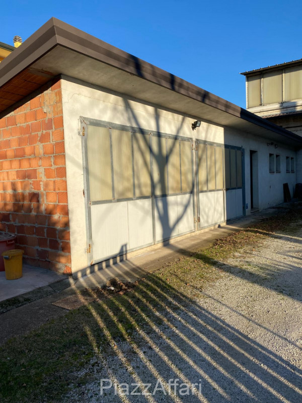 Arzergrande - Vendesi capannone di mq 700 circa, H 7 m sotto catena -capriata, compreso spogliato...