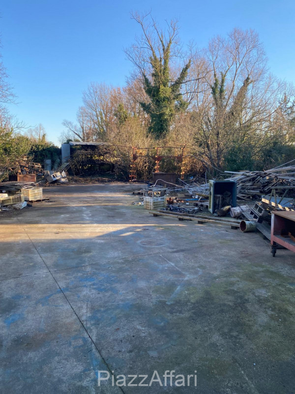 Arzergrande - Vendesi capannone di mq 700 circa, H 7 m sotto catena -capriata, compreso spogliato...