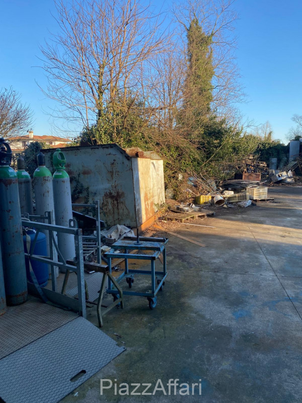 Arzergrande - Vendesi capannone di mq 700 circa, H 7 m sotto catena -capriata, compreso spogliato...