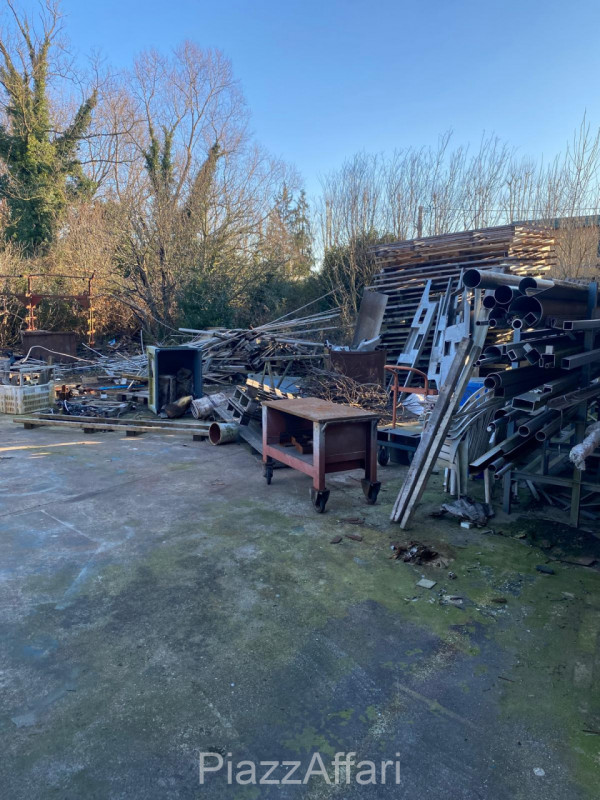 Arzergrande - Vendesi capannone di mq 700 circa, H 7 m sotto catena -capriata, compreso spogliato...