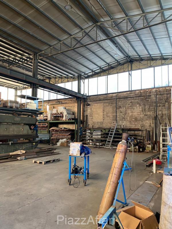 Arzergrande - Vendesi capannone di mq 700 circa, H 7 m sotto catena -capriata, compreso spogliato...