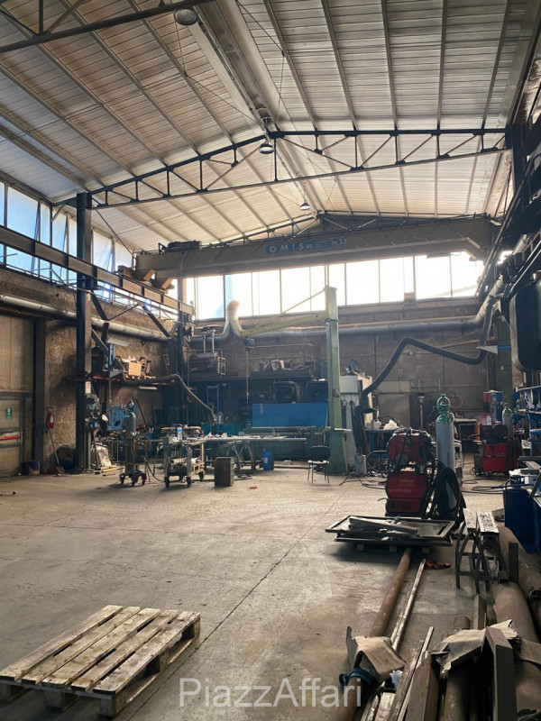 Arzergrande - Vendesi capannone di mq 700 circa, H 7 m sotto catena -capriata, compreso spogliato...