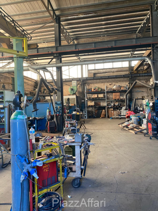 Arzergrande - Vendesi capannone di mq 700 circa, H 7 m sotto catena -capriata, compreso spogliato...