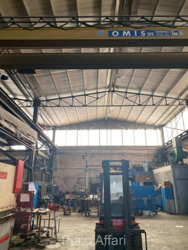 Arzergrande - Vendesi capannone di mq 700 circa, H 7 m sotto catena -capriata, compreso spogliato...