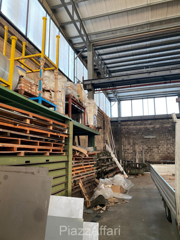 Arzergrande - Vendesi capannone di mq 700 circa, H 7 m sotto catena -capriata, compreso spogliato...