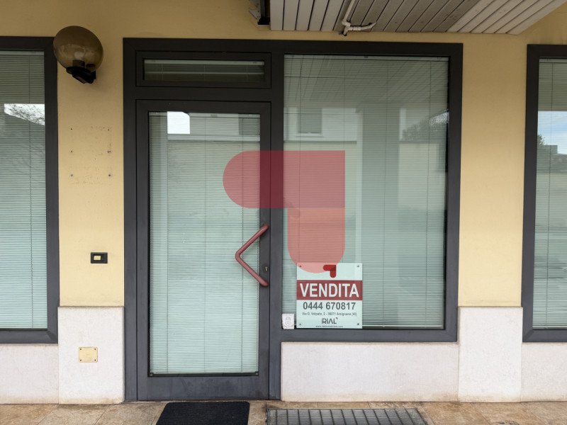 Proponiamo in affitto un ufficio di circa 50 mq situato nel comune di Arzignano, ideale per profe...