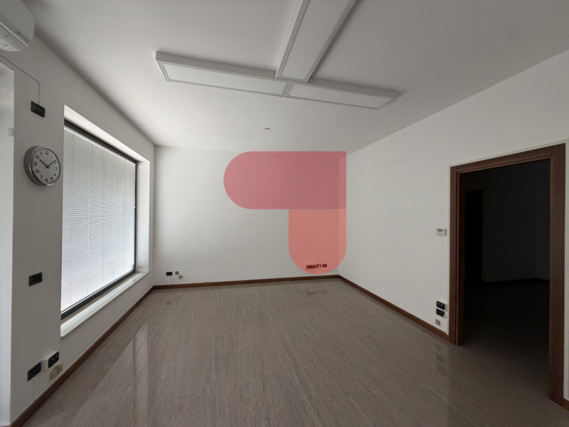 Proponiamo in affitto un ufficio di circa 50 mq situato nel comune di Arzignano, ideale per profe...