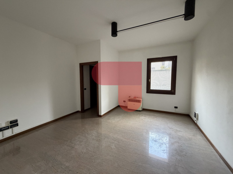 Proponiamo in affitto un ufficio di circa 50 mq situato nel comune di Arzignano, ideale per profe...