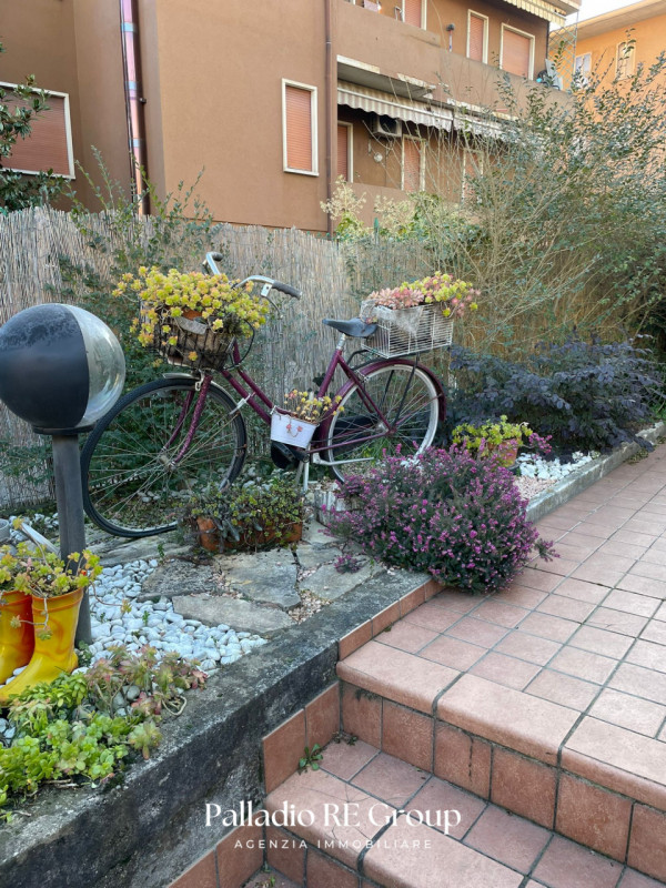 Scopri questo affascinante appartamento situato nel cuore della tranquilla zona dei Ferrovieri, a...