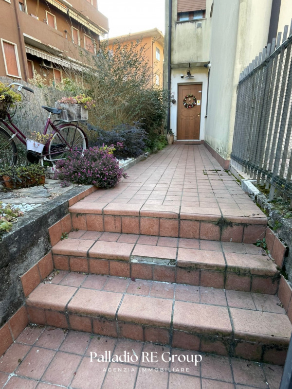 Scopri questo affascinante appartamento situato nel cuore della tranquilla zona dei Ferrovieri, a...