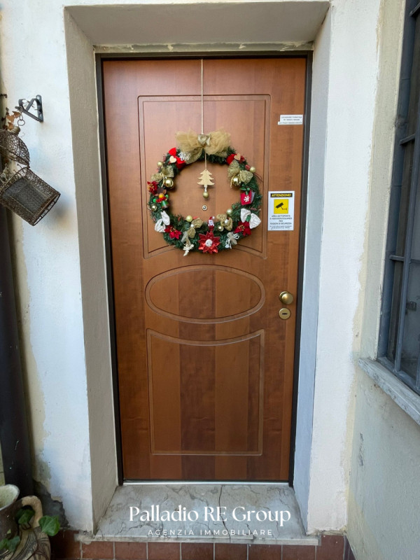 Scopri questo affascinante appartamento situato nel cuore della tranquilla zona dei Ferrovieri, a...